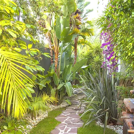 Villa De Lujo Con Jardines Y Piscina *
