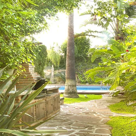 De Lujo Con Jardines Y Piscina