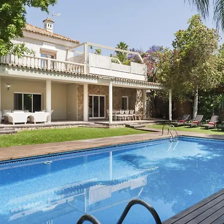 Villa De Lujo Con Jardines Y Piscina