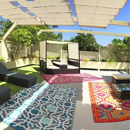 Villa De Lujo Con Jardines Y Piscina