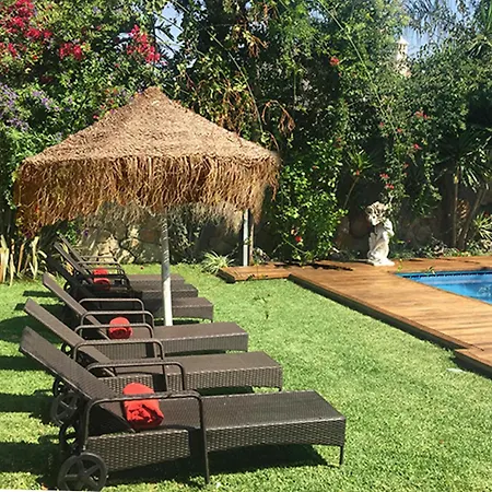 Villa De Lujo Con Jardines Y Piscina *