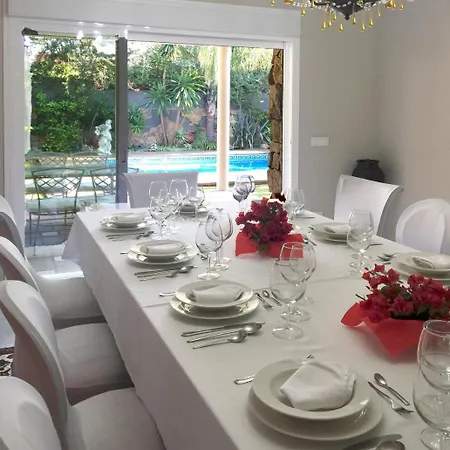 Villa De Lujo Con Jardines Y Piscina
